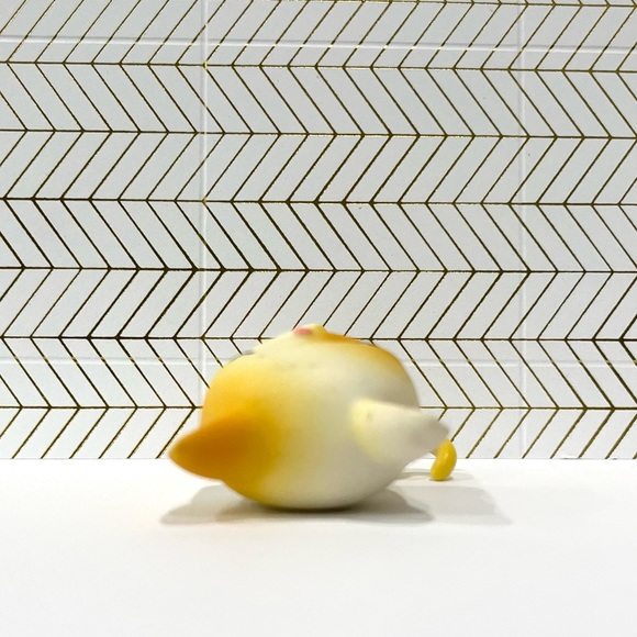 Littlest Pet Shop LPS White and Yellow Cat with Paw up #73 - Picture 2 of 4